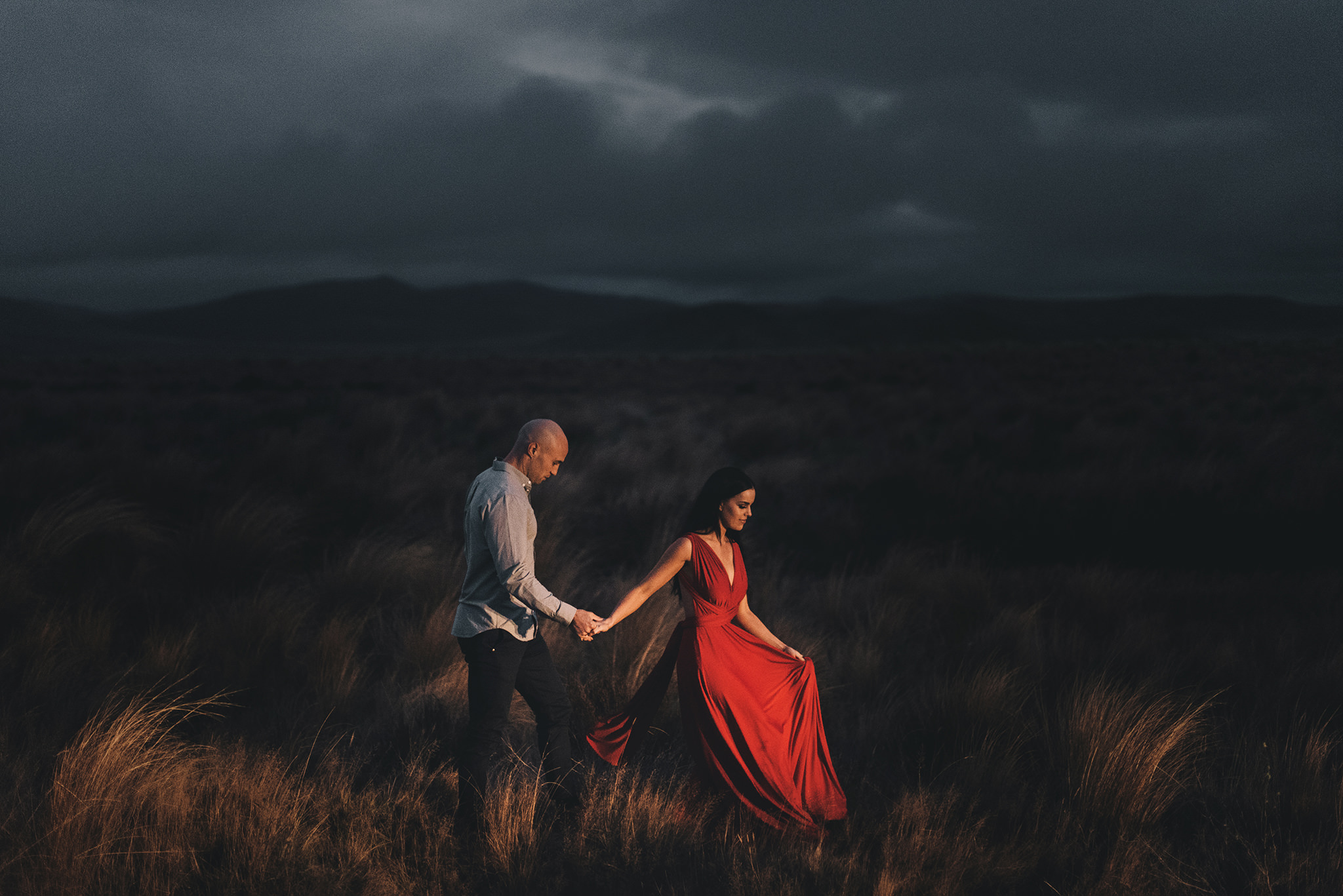 Wild couple. Отношения фотосессия. Необычные фотосессии пар. Необычные фотографии влюбленных пар. Влюбленные необычный снимок.